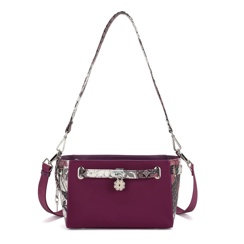2216 - CLOSETFULLOFBAGS